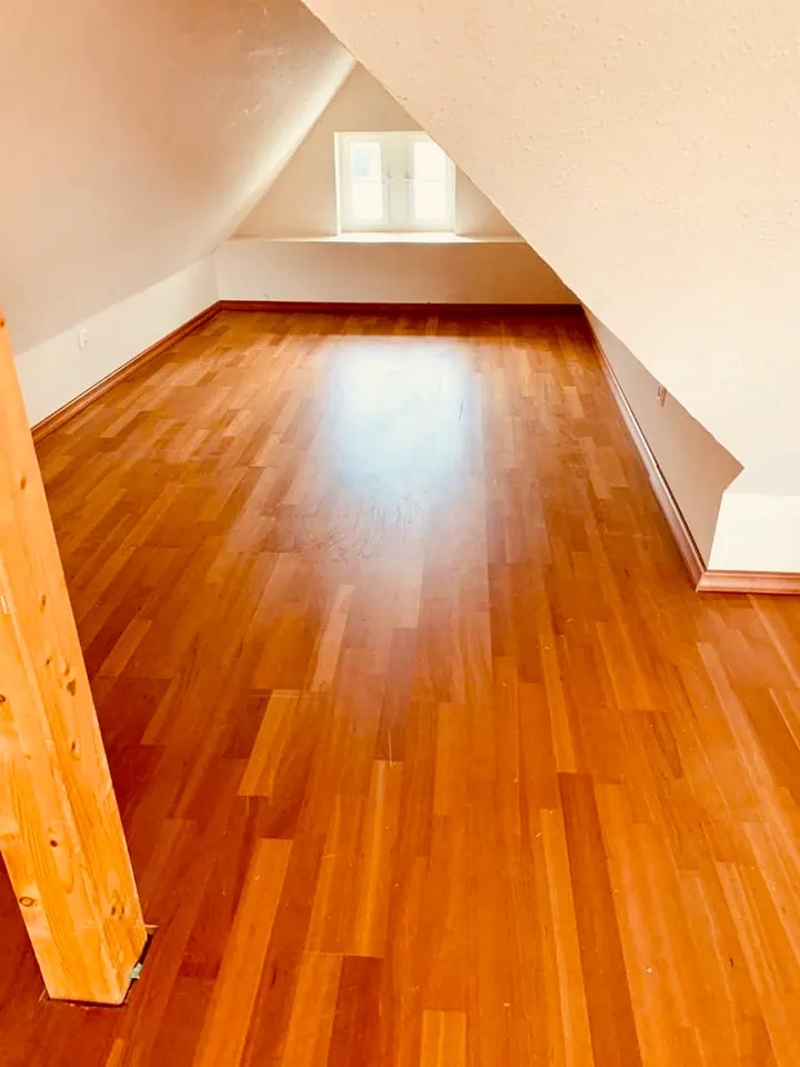 Leeres Dachgeschosszimmer nach einer Haushaltsauflösung als Beispiel für ein Mayener Wohnhaus