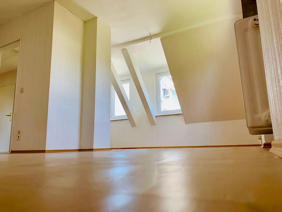 Leere Dachwohnung nach einer vollständigen Haushaltsauflösung als Beispiel für Remagen