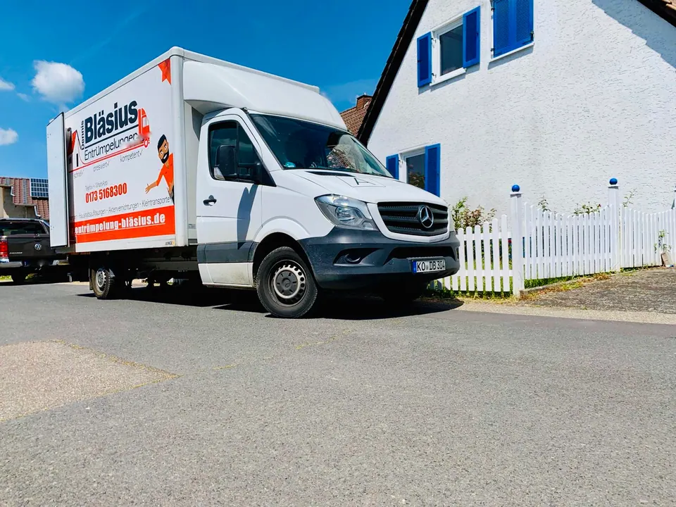 Beschrifteter Entrümpelungs-LKW bei einem Wohnhauseinsatz als Beispiel für Andernach und seine Stadtteile