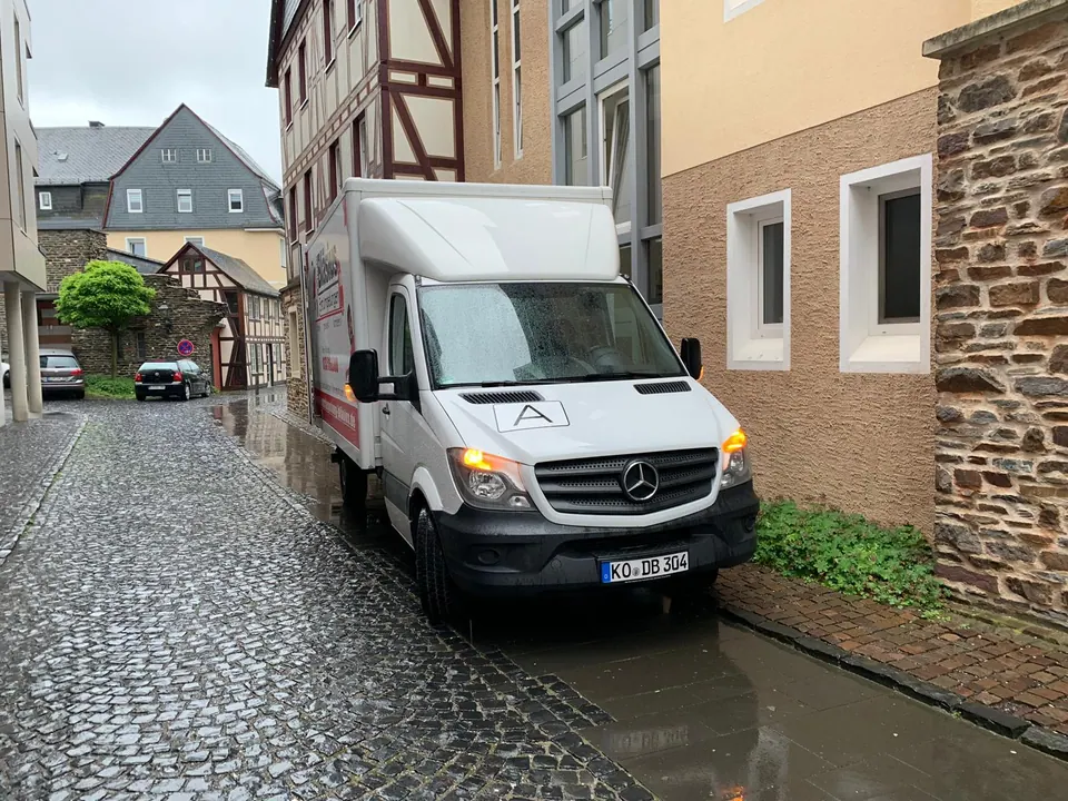 Entrümpelungsfahrzeug von Dennis Bläsius in einer engen historischen Gasse als Beispiel für anspruchsvolle Zufahrten in Koblenz