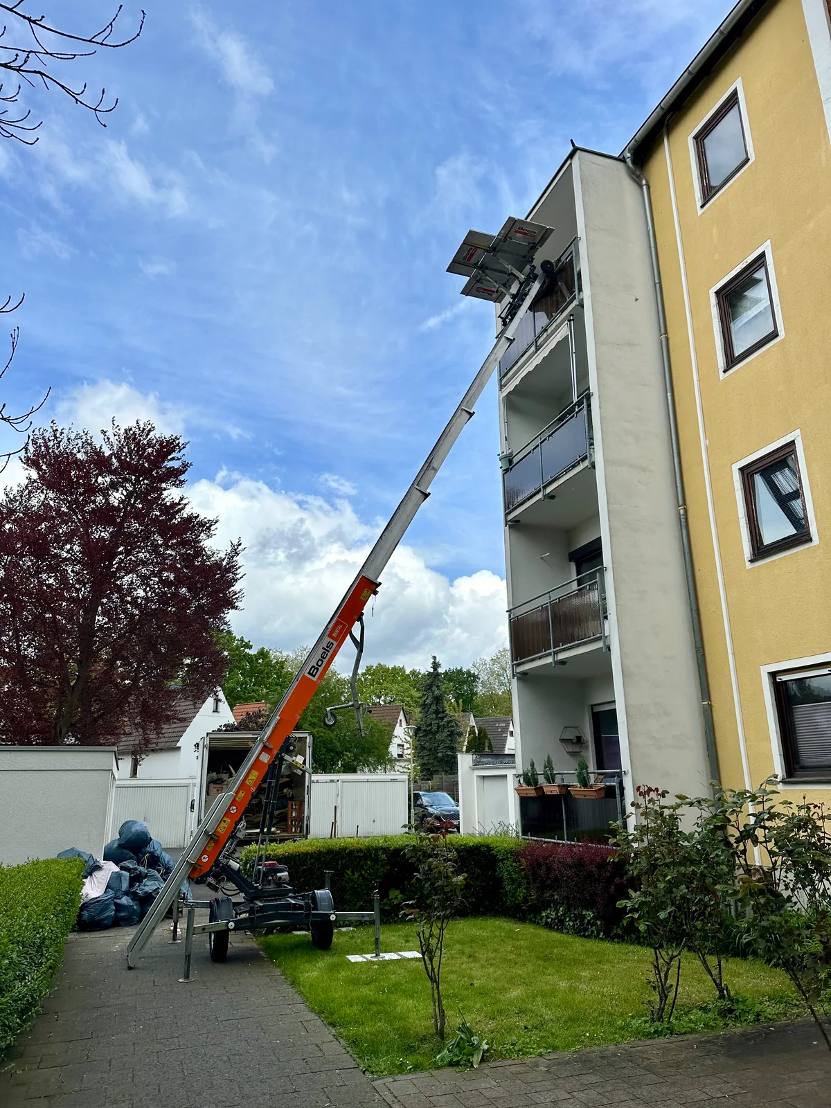 Möbellift an einem Mehrfamilienhaus während einer Entrümpelung
