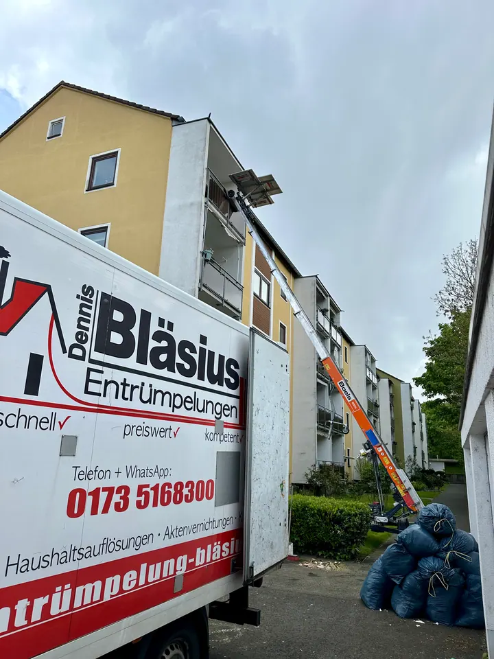 Entrümpelungs-LKW und Außenlift bei einer Wohnungsräumung als Planungsbeispiel für Bonn