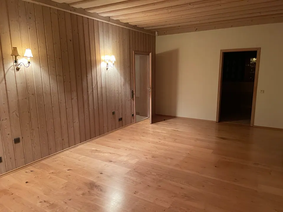 Leerer Wohnraum mit Holzvertäfelung nach einer Haushaltsauflösung durch Dennis Bläsius