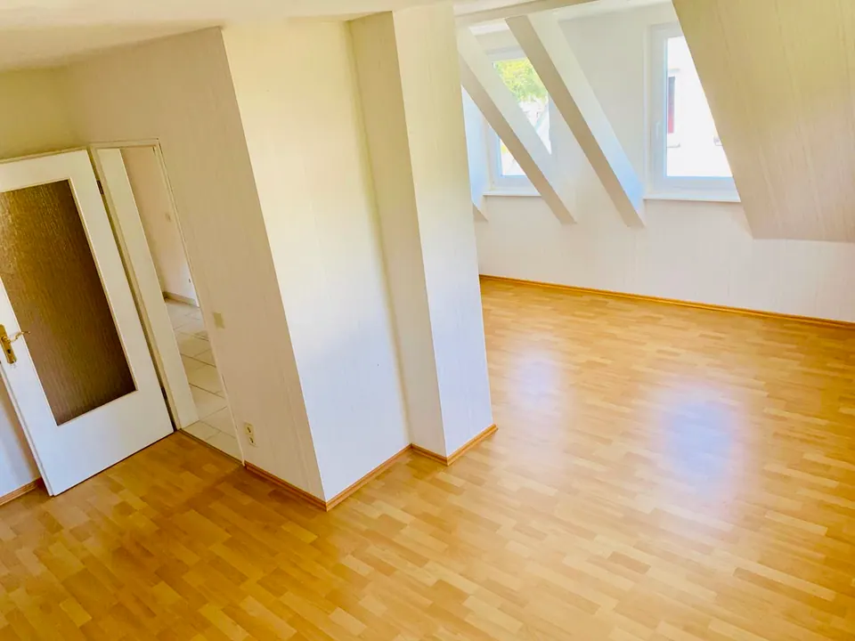 Leere Dachgeschosswohnung nach einer Haushaltsauflösung als Beispiel für eine Bonner Objektübergabe