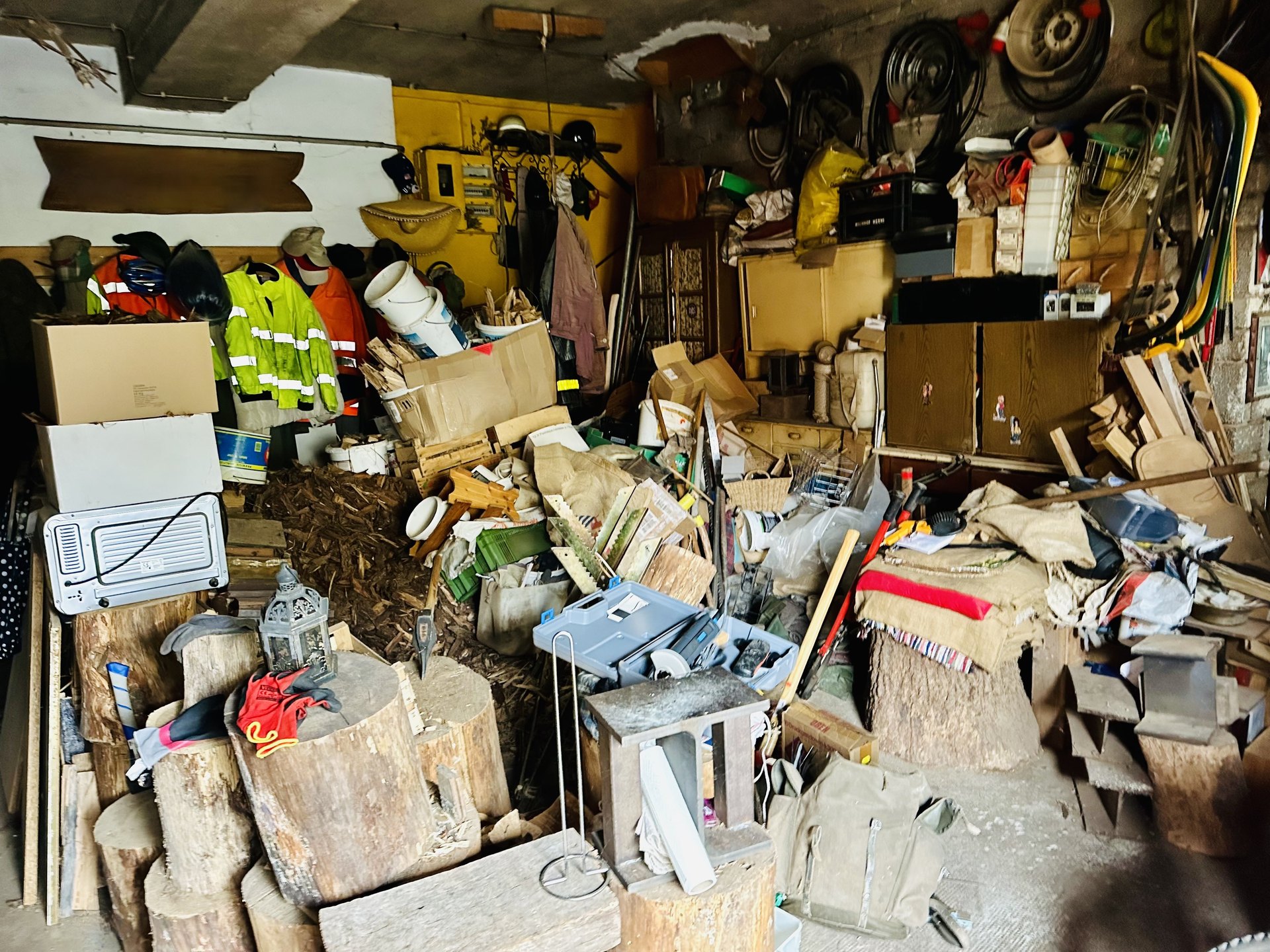 Stark gefüllte Garage vor der Entrümpelung