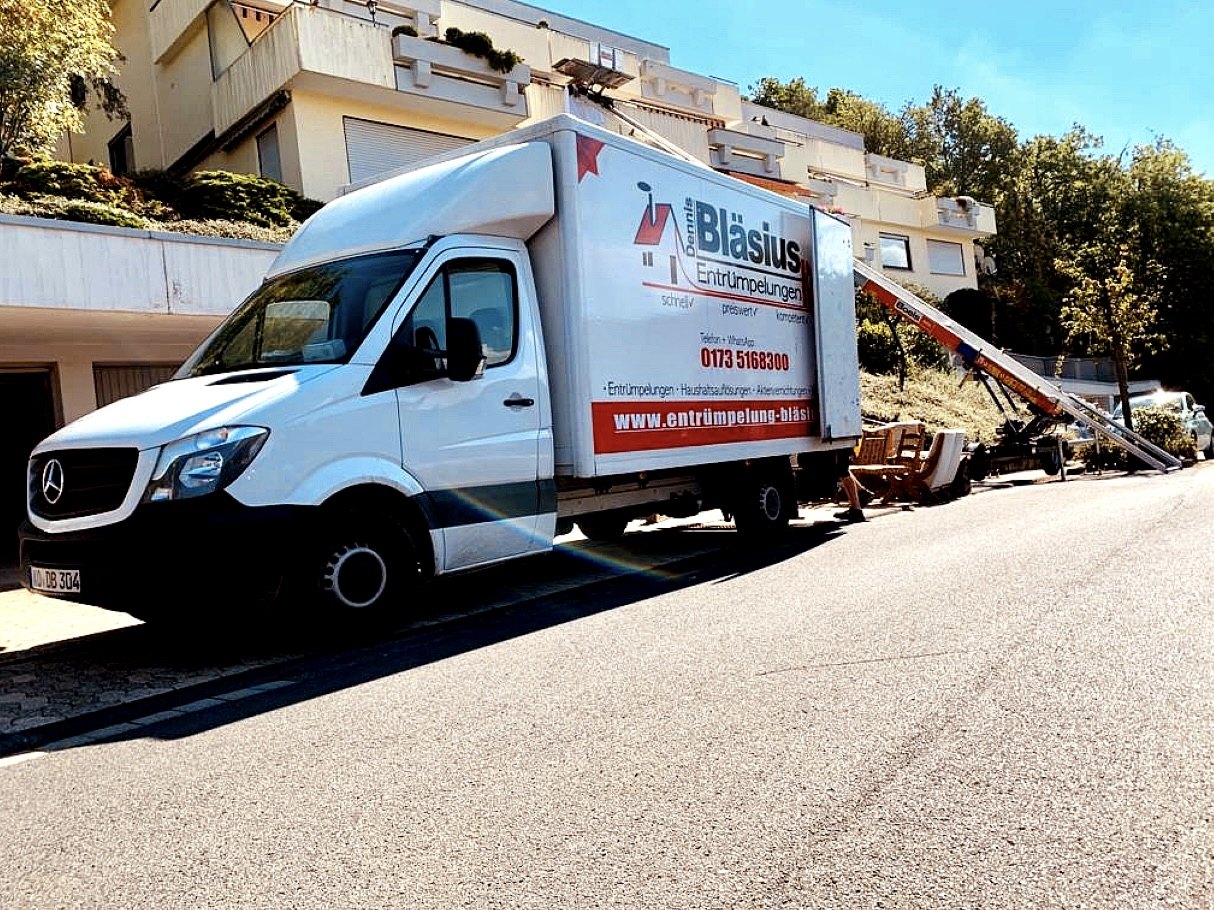 Entrümpelungs-Lkw von Dennis Bläsius mit Möbellift bei einem Räumungsauftrag