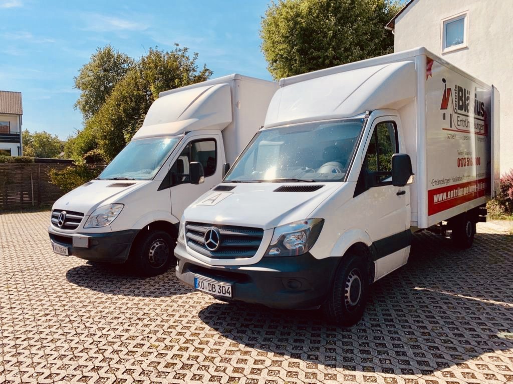 Zwei Kofferfahrzeuge aus dem Fuhrpark von Dennis Bläsius Entrümpelungen